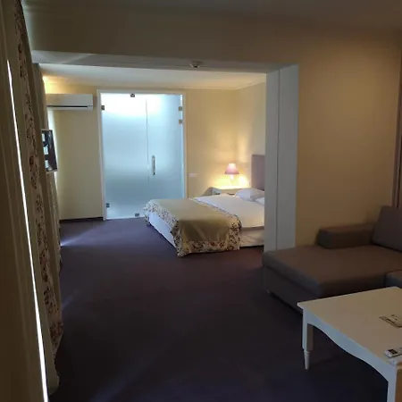 Parish Hotel 2*