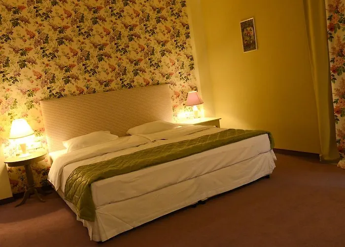 Хотел париш 2*